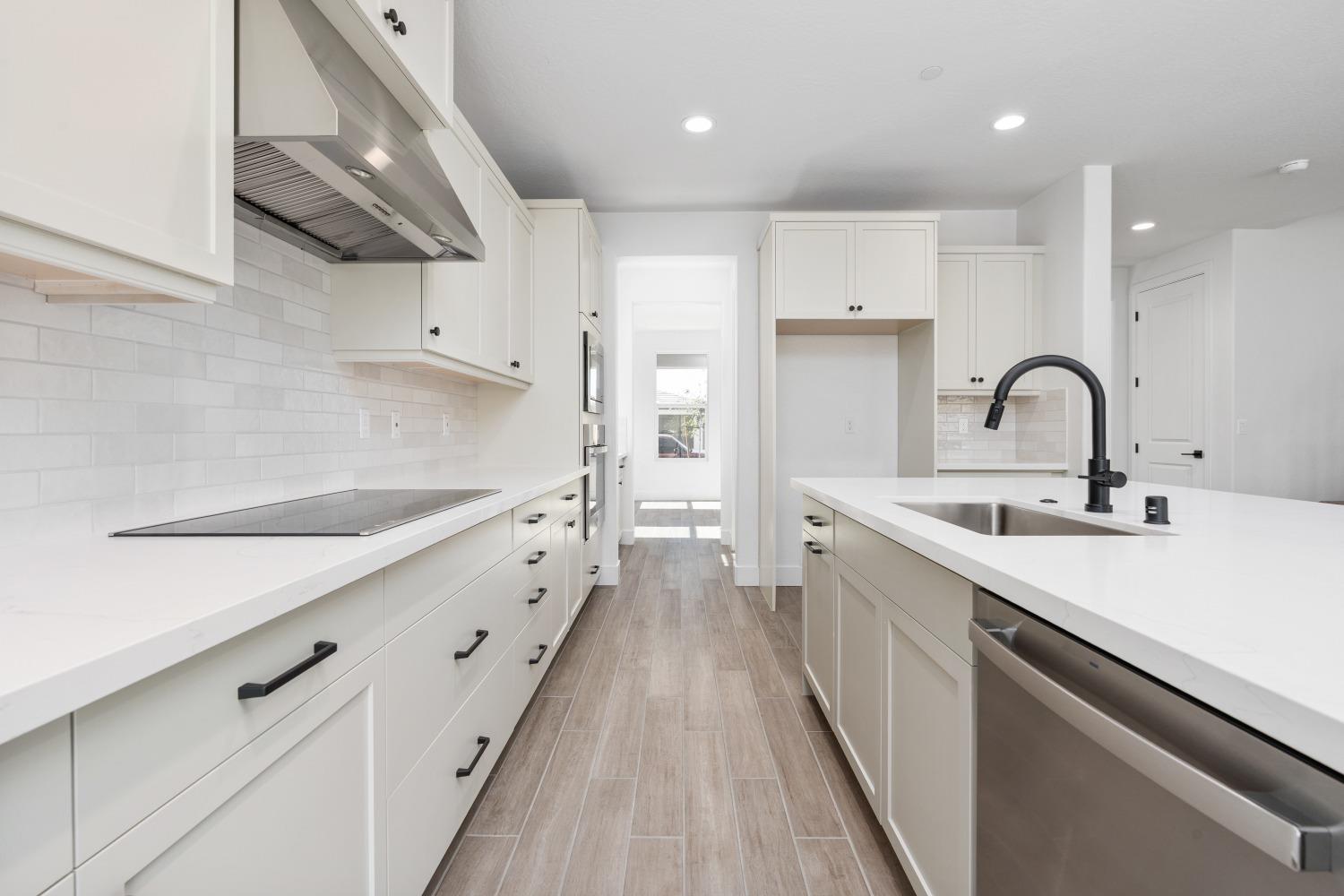 8071 Sierra Ct, Friant, CA 93626