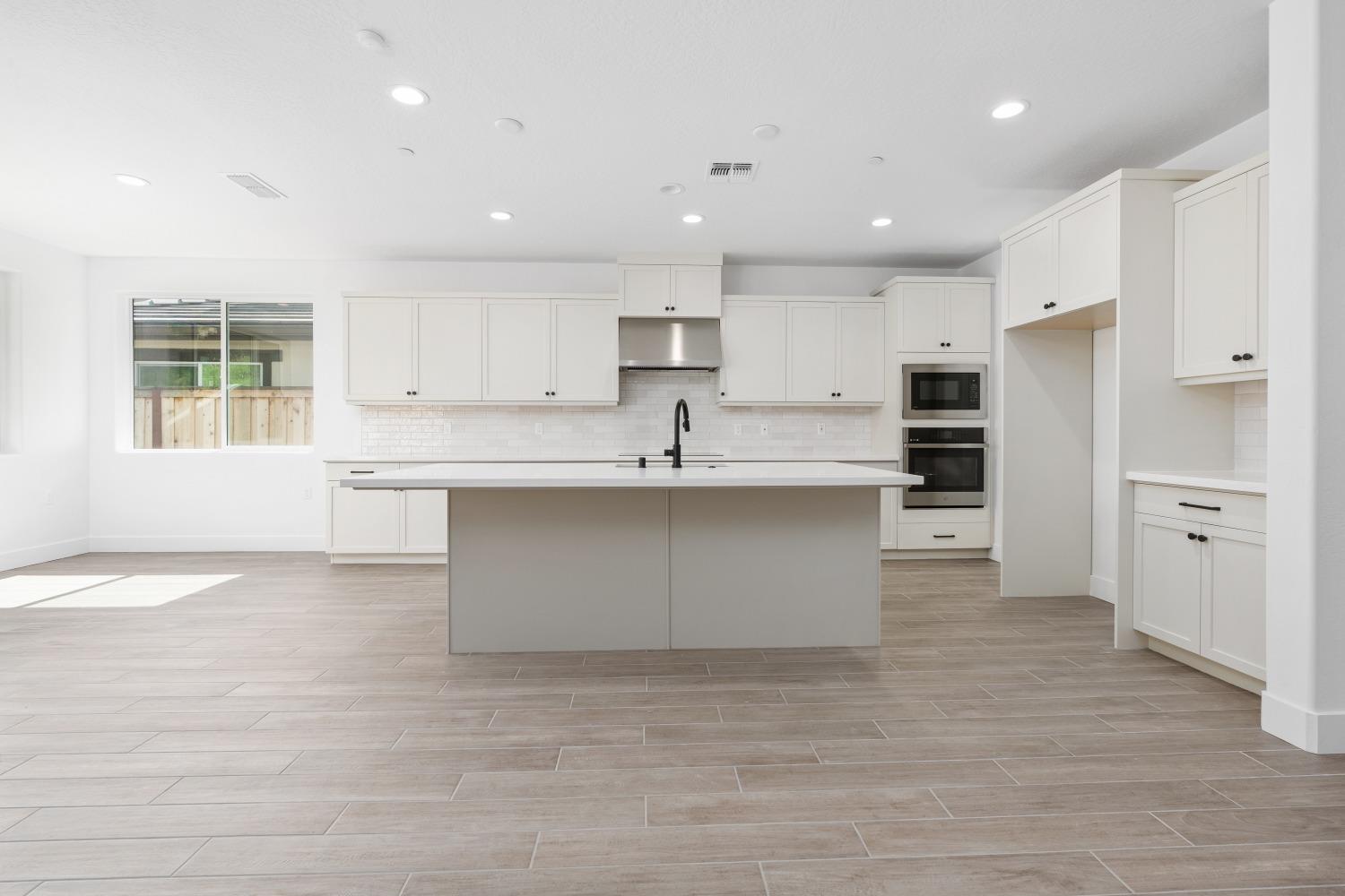 8071 Sierra Ct, Friant, CA 93626