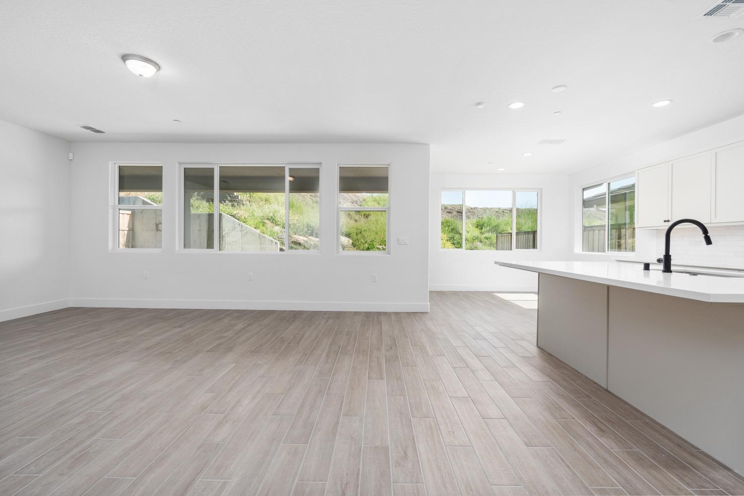 8071 Sierra Ct, Friant, CA 93626