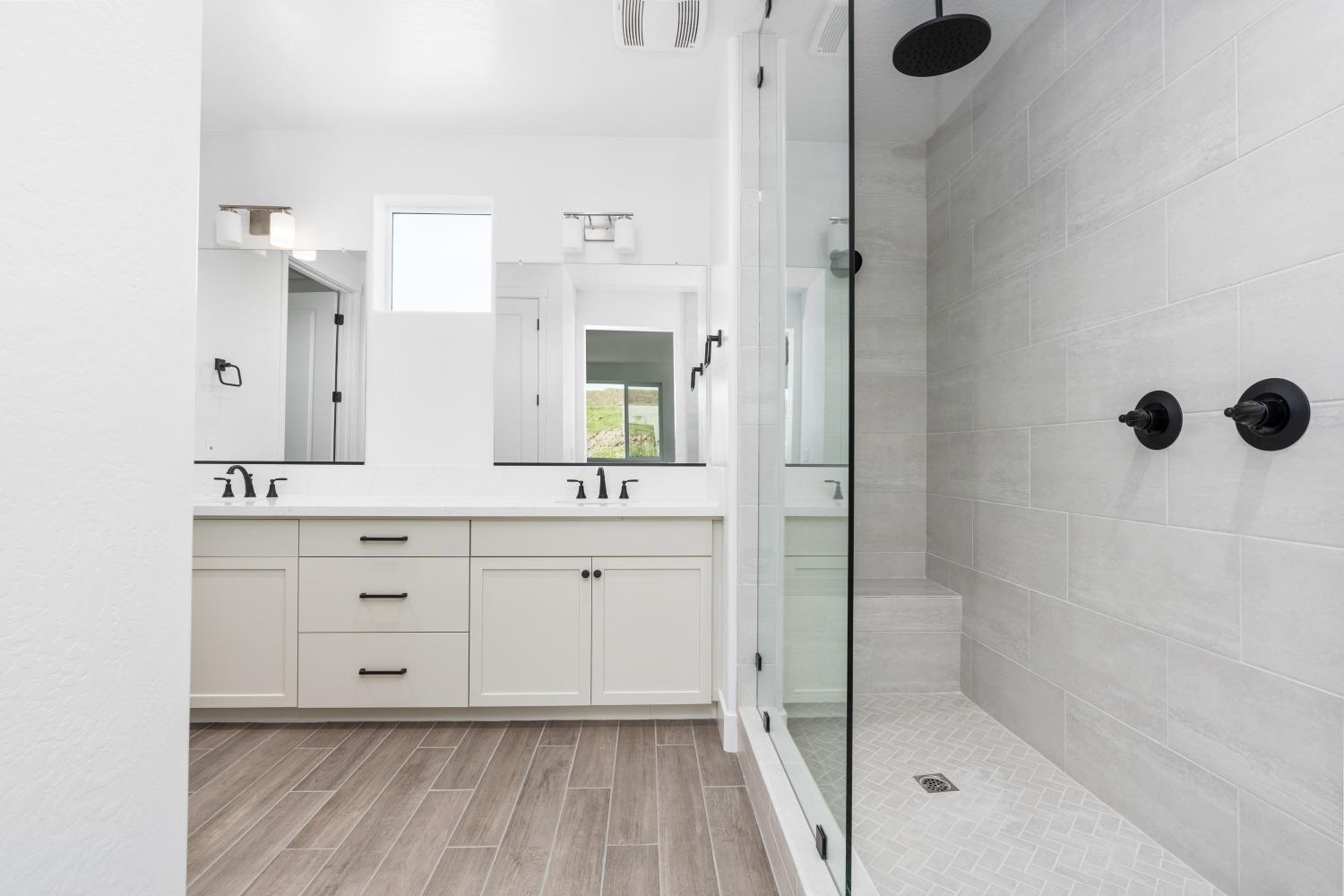 8071 Sierra Ct, Friant, CA 93626