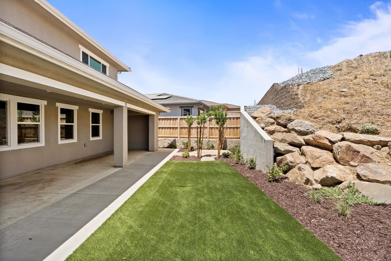 8071 Sierra Ct, Friant, CA 93626