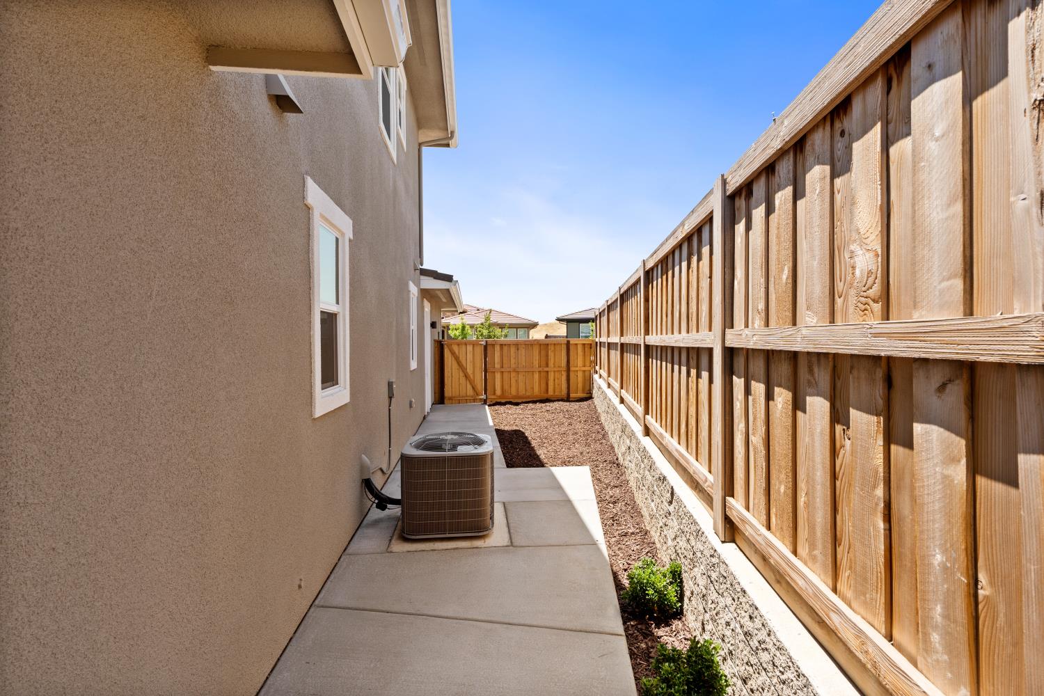 8071 Sierra Ct, Friant, CA 93626